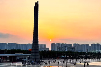 Bảo tàng Lịch sử Quân sự Việt Nam thu hút đông đảo khách tham quan. (Ảnh NGUYỄN ĐĂNG)