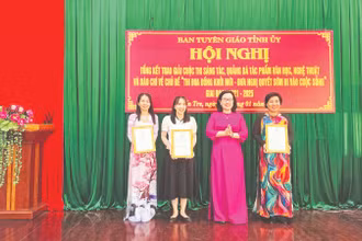 Lãnh đạo Ban Tuyên giáo Tỉnh ủy Bến Tre trao Giải A, tặng nhóm tác giả đoạt giải.