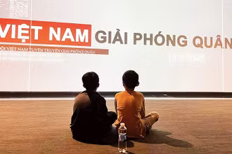 Học sinh Trường tiểu học thực hành Nguyễn Tất Thành xem phim tài liệu tại Bảo tàng Lịch sử quân sự Việt Nam.