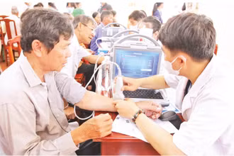 Bác sĩ Trạm Y tế Công an tỉnh Bình Phước khám bệnh miễn phí cho người dân thành phố Đồng Xoài, tỉnh Bình Phước.