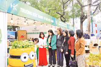 Giáo viên, học sinh quận Hoàn Kiếm giới thiệu về mô hình Trường học xanh - Vì Hà Nội xanh.