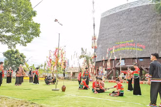 Chơi tung còn tại lễ hội “Kìn chiêng bốc mạy”.
