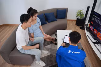 Kỹ thuật viên VNPT lắp đặt mạng internet cho khách hàng hộ gia đình.