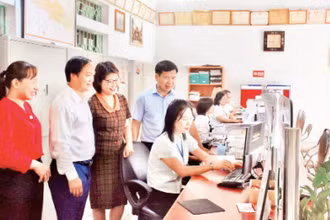 Đồng chí Nguyễn Ngọc Sơn (thứ hai từ trái sang), Phó Trưởng ban Tuyên giáo và Dân vận Tỉnh ủy Điện Biên, khảo sát hiệu quả mô hình “Chính quyền thân thiện” được thực hiện tại xã Thanh Chăn, huyện Điện Biên.