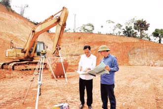 Khu tái định cư Phù Hương, xã Bạch Xa, huyện Hàm Yên mới chỉ hoàn thành san gạt mặt bằng.