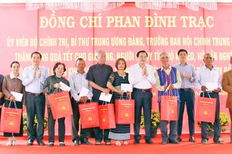 Lãnh đạo Trung ương và tỉnh Lâm Đồng trao quà Tết tặng các già làng, người có uy tín tại huyện Đức Trọng.
