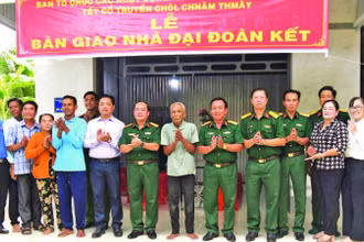 Lãnh đạo Bộ Chỉ huy quân sự tỉnh Kiên Giang bàn giao Nhà Đại đoàn kết cho ông Danh Onl.