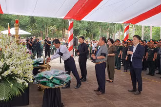 Đoàn Tỉnh ủy Gia Lai do Bí thư Tỉnh Ủy Hồ Văn Niên làm Trưởng đoàn dâng hương tại lễ truy điệu.