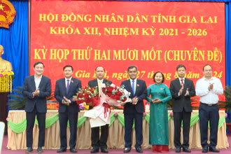 Đại diện lãnh đạo Tỉnh ủy, Hội đồng nhân dân, Ủy ban nhân dân tỉnh tặng hoa chúc mừng đồng chí Rah Lan Chung.