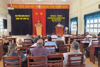 Các già làng, người có uy tín được bồi dưỡng bốn chuyên đề trọng tâm về quy định của pháp luật về Luật Hòa giải, xây dựng khối đại đoàn kết toàn dân, phát triển kinh tế-xã hội ở địa phương.