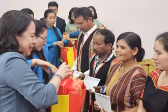 Phó Chủ tịch nước Võ Thị Ánh Xuân tặng quà cho các đối tượng chính sách tỉnh Gia Lai đón xuân Ất Tỵ 2025.
