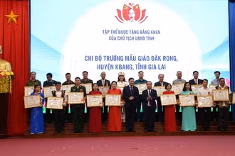 Lãnh đạo tỉnh Gia Lai trao Bằng khen Ủy ban nhân dân tỉnh cho tập thể chi bộ Trường mẫu giáo Đăk Rong, huyện K'Bang.