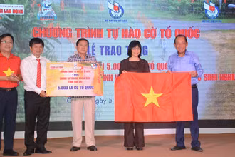 Ông Trương Hòa Bình, nguyên Ủy viên Bộ Chính trị, nguyên Phó Thủ tướng Thường trực Chính phủ (ngoài cùng bên phải); ông Trần Trọng Dũng, Phó Chủ tịch Hội Nhà báo Việt Nam phụ trách phía Nam và ông Lê Cao Cường, Phó Tổng Biên tập Báo Người Lao Động, tặng cờ cho đồng bào, chiến sĩ tỉnh Gia Lai.