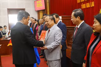 Đồng chí Hồ Văn Niên, Ủy viên Trung ương Đảng, Bí thư Tỉnh ủy trao Quyết định cho đồng chí Châu Ngọc Tuấn.