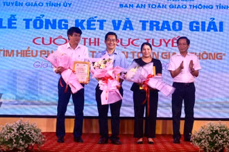 Phó Trưởng ban Thường trực Ban Tuyên giáo Tỉnh ủy Đỗ Tiến Đông (bìa phải) trao giải cho các tập thể đạt giải cuộc thi trực tuyến "Tìm hiểu pháp luật về an toàn giao thông".