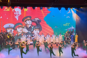 Tiết mục mở màn Liên hoan hát múa: Vinh Quang Quân đội anh hùng của Đoàn Văn công Quân khu 5.