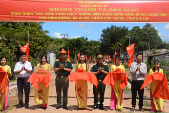 Đại diện lãnh đạo Binh đoàn 15 và chính quyền địa phương cắt băng bàn giao công trình.