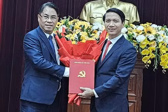 Đồng chí Phan Thăng An, Phó Ban Tổ chức Trung ương trao quyết định của Ban Bí thư cho đồng chí Nguyễn Ngọc Lương.