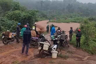 Nhiều người dân xã Ia Pnôn mắc kẹt không thể về nhà do mưa lớn nước suối dâng cao.
