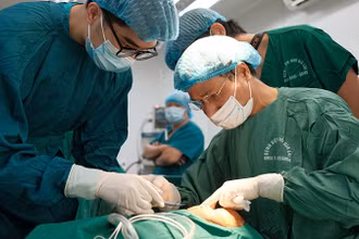 Các bác sĩ là chuyên gia về phẫu thuật thẩm mỹ, chỉnh hình từ tuyến trung ương trực tiếp phẩu thuật cho các cháu.