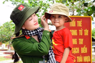 Đại tá, Tiến sĩ Đồng Thị Hồng Nhung và công dân nhỏ Trường Sa.