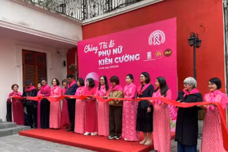 Lễ cắt băng khai mạc dự án triển lãm ảnh nghệ thuật.