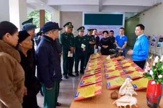 Triển lãm trưng bày nhiều ảnh và hiện vật ca ngợi vẻ đẹp Tổ quốc, chủ quyền lãnh thổ.
