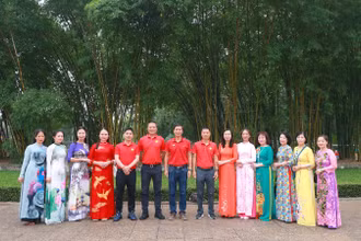 Các thành viên Hội Biển đảo Việt Nam chuẩn bị vào Lăng viếng Bác.