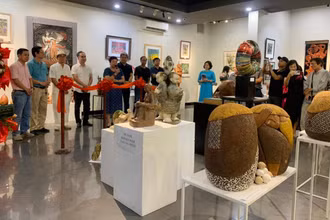 Đông đảo nghệ sĩ tham dự triển lãm.