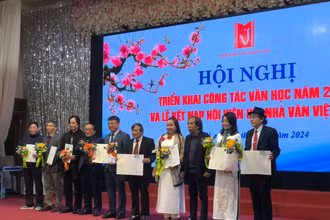 Các hội viên mới nhận quyết định kết nạp.