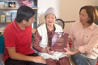 Đại diện Hội Biển đảo Việt Nam thăm và tặng quà mẹ Lê Thị Lan, thân sinh liệt sĩ Nguyễn Hữu Lộc.