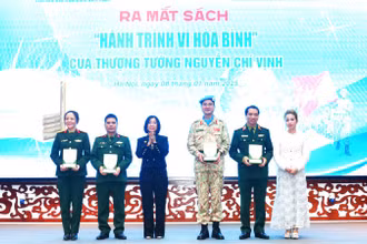 Đại diện gia đình Thượng tướng Nguyễn Chí Vịnh tặng sách cho các cơ quan, đơn vị trong quân đội.