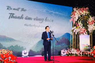 Nhà thơ Nguyễn Xuân Việt phát biểu tại lễ ra mắt.