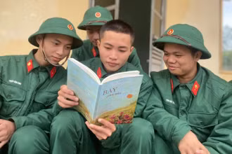 Các chiến sĩ mới đọc sách trong khoảnh khắc được nghỉ giải lao.