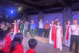 Chương trình "Một thời hoa lửa" kết hợp các tiết mục văn nghệ và các hoạt cảnh hấp dẫn.