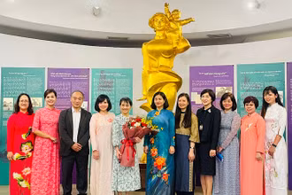 Bà Ishiba Yoshiko, Phu nhân Thủ tướng Nhật Bản Ishiba Shigeru chụp ảnh lưu cùng đại diện Hội Liên hiệp Phụ nữ Việt Nam và Bảo tàng Phụ nữ Việt Nam.