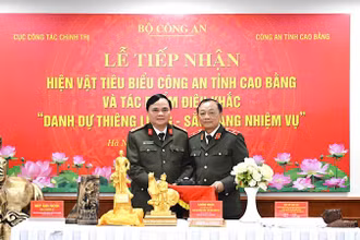 Đại diện Cục Công tác chính trị, Bộ Công an tiếp nhận hiện vật của Công an tỉnh Cao Bằng.