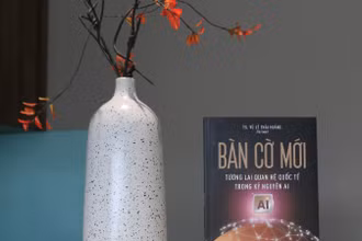 Cuốn sách "Bàn cờ mới: Tương lai quan hệ quốc tế trong kỷ nguyên AI" gồm 280 trang với 10 bài viết.