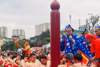 Lễ hội đền Trấn Vũ được tổ chức thường niên từ ngày 1/3 đến hết ngày 4/3 âm lịch hằng năm. Chính hội diễn ra vào ngày 3/3 âm lịch - Ngày sinh của Đức Thánh Huyền Thiên Trấn Vũ.