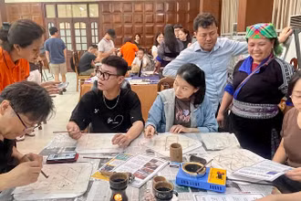 Đông đảo người dân và du khách tham gia hoạt động trải nghiệm "Giữ màu di sản".