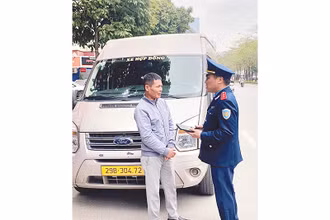 Thanh tra giao thông quận Nam Từ Liêm kiểm tra, xử lý xe hợp đồng vi phạm trên địa bàn.