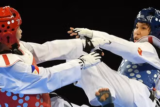 Trương Thị Kim Tuyền, nữ võ sĩ taekwondo hàng đầu nước ta (bên phải) trong một trận thi đấu quốc tế. (Ảnh GETTY)
