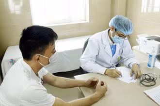 Bác sĩ Bệnh viện K tư vấn, chỉ định sử dụng thuốc và phương pháp điều trị cho người bệnh. (Ảnh THÁI HÀ) 