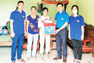 Đoàn Thanh niên huyện Yên Bình (Yên Bái) tặng quà em Đặng Thị Thanh Thúy, lớp 12A3, Trường THPT Cảm Nhân, thí sinh có hoàn cảnh khó khăn tham dự kỳ thi tốt nghiệp THPT năm 2023. 