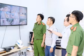 Cán bộ, chiến sĩ Đồn Công an sân bay Long Thành phối hợp Ban Quản lý Dự án sân bay kiểm soát phương tiện ra vào khu vực dự án.