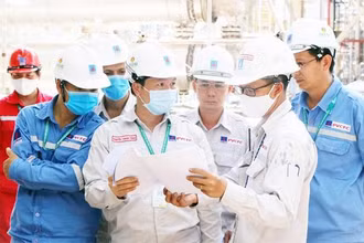 Công nhân giám sát băng tải than Nhà máy nhiệt điện Thái Bình 2.