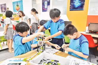 Học sinh thành phố tham quan Trung tâm STEAMZone, Công viên phần mềm Quang Trung.