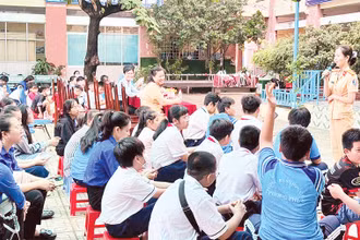 Cán bộ Phòng Cảnh sát Giao thông thành phố tuyên truyền về an toàn giao thông cho học sinh.