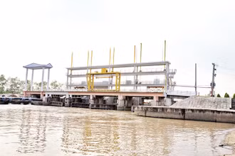 Cống Xuân Hòa, xã Xuân Đông, huyện Chợ Gạo (Tiền Giang) vận hành lấy nước ngọt cho vùng ngọt hóa Gò Công. 