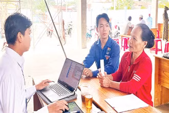 Phạm Minh Mây (giữa) hỗ trợ người dân Ngày thứ bảy tình nguyện.